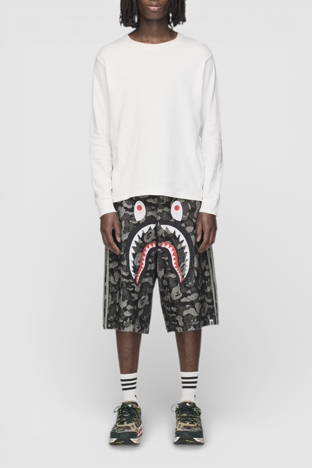 תמונת כל הלוק של מכנסי ג'ינס קצרים אדידס X בייפ